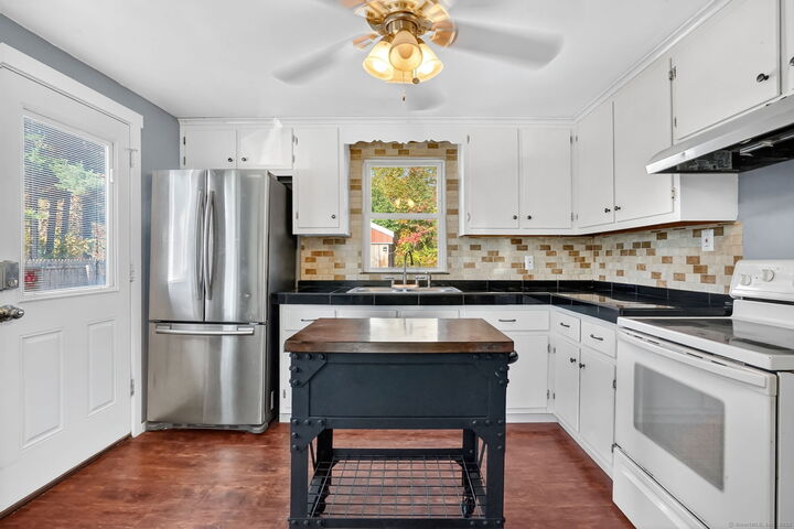 Property Photo: 21 King Court CT 06082