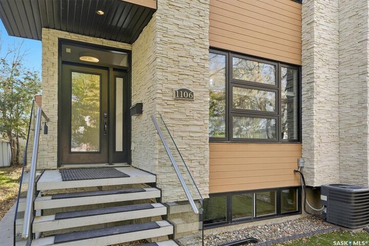 Property Photo:  1106 7th Street E  SK S7H 0Z1 