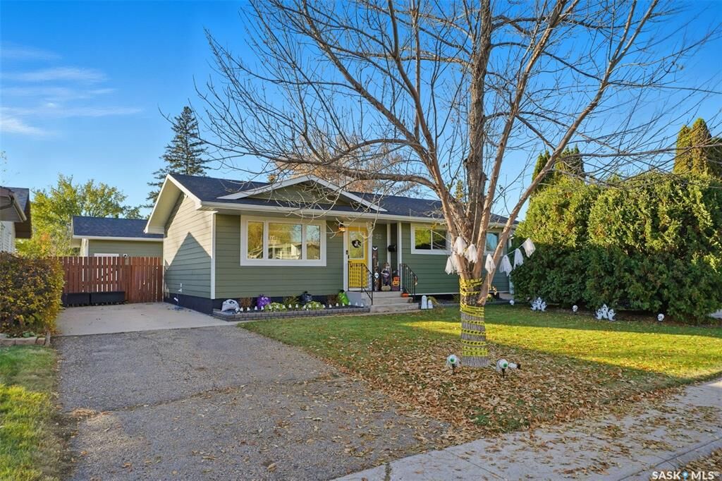 Property Photo:  22 Middleton Crescent  SK S7J 2W4 