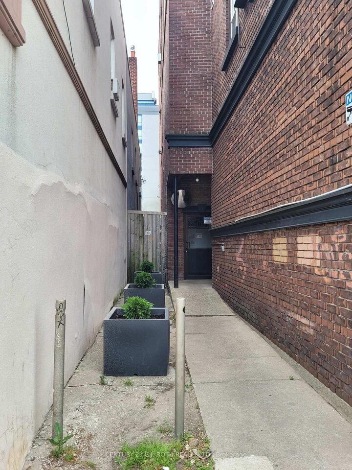 Property Photo:  19 Dunlop Street W 104  ON L4N 1A1