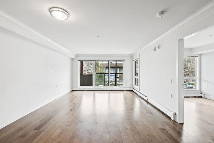 Property Photo: 857 W 15th Street 202 BC V7P 1M5