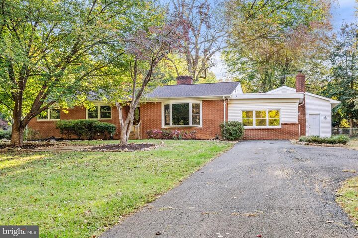 Property Photo: 6741 Maxwell Avenue VA 20187