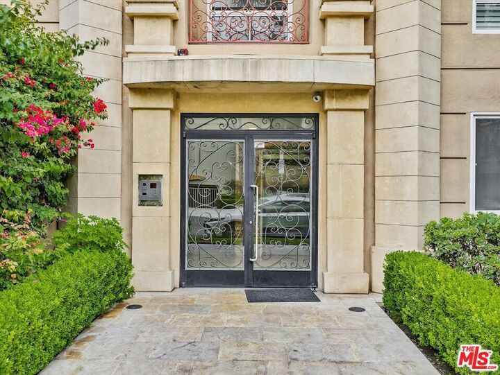 Property Photo: 320 S Willaman Dr CA 90048