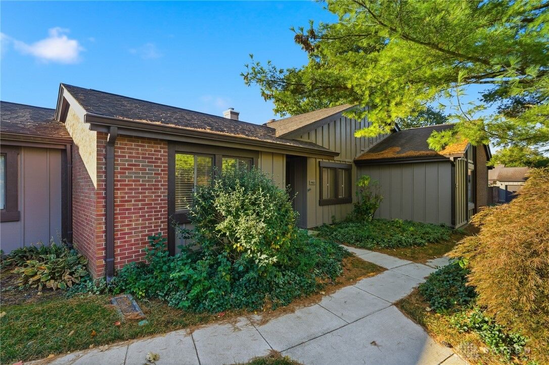 Property Photo:  1462 Carriage Trace Boulevard  OH 45459