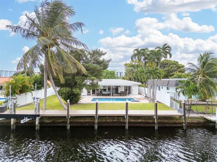 Property Photo:  2031 NE 14th Ct  FL 33304