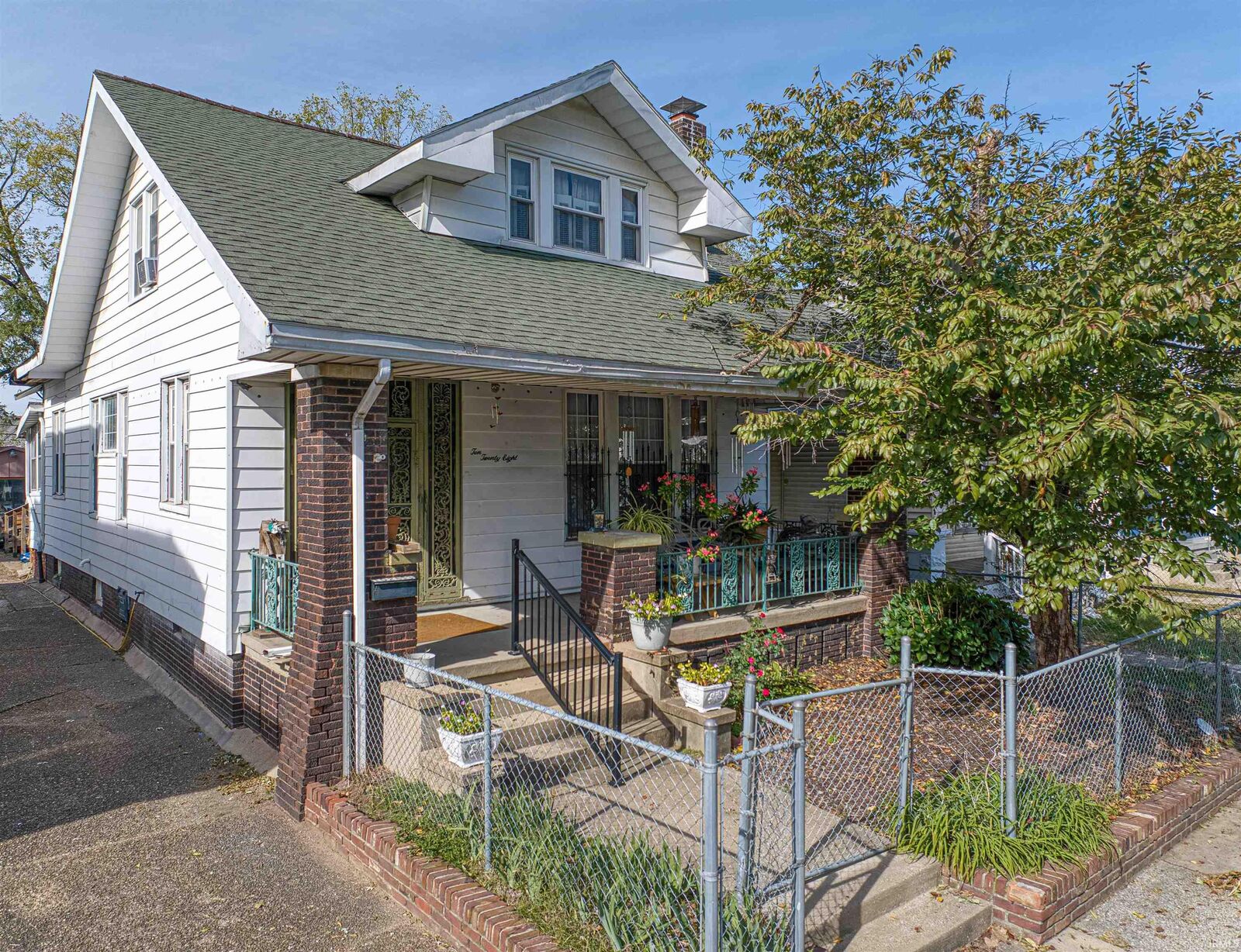 Property Photo:  1028 N 3rd Avenue  IN 47710