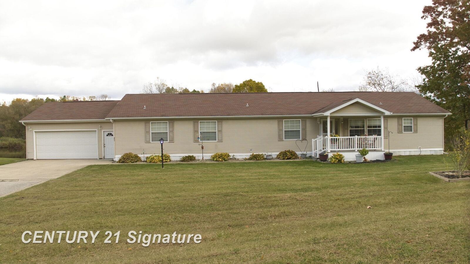 Property Photo:  897 Park View Drive  MI 48420