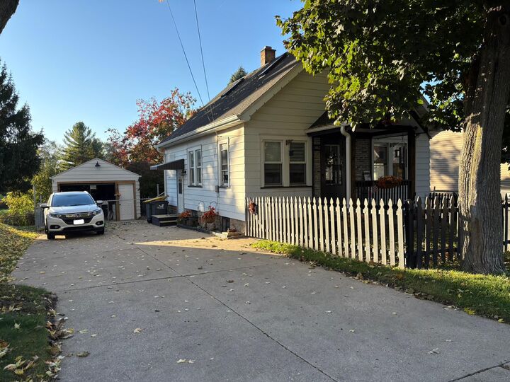 Property Photo:  1462 Cleveland Ave  WI 53186