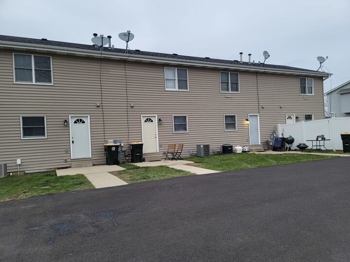 Property Photo:  112 Colonial Parkway A  IL 60560