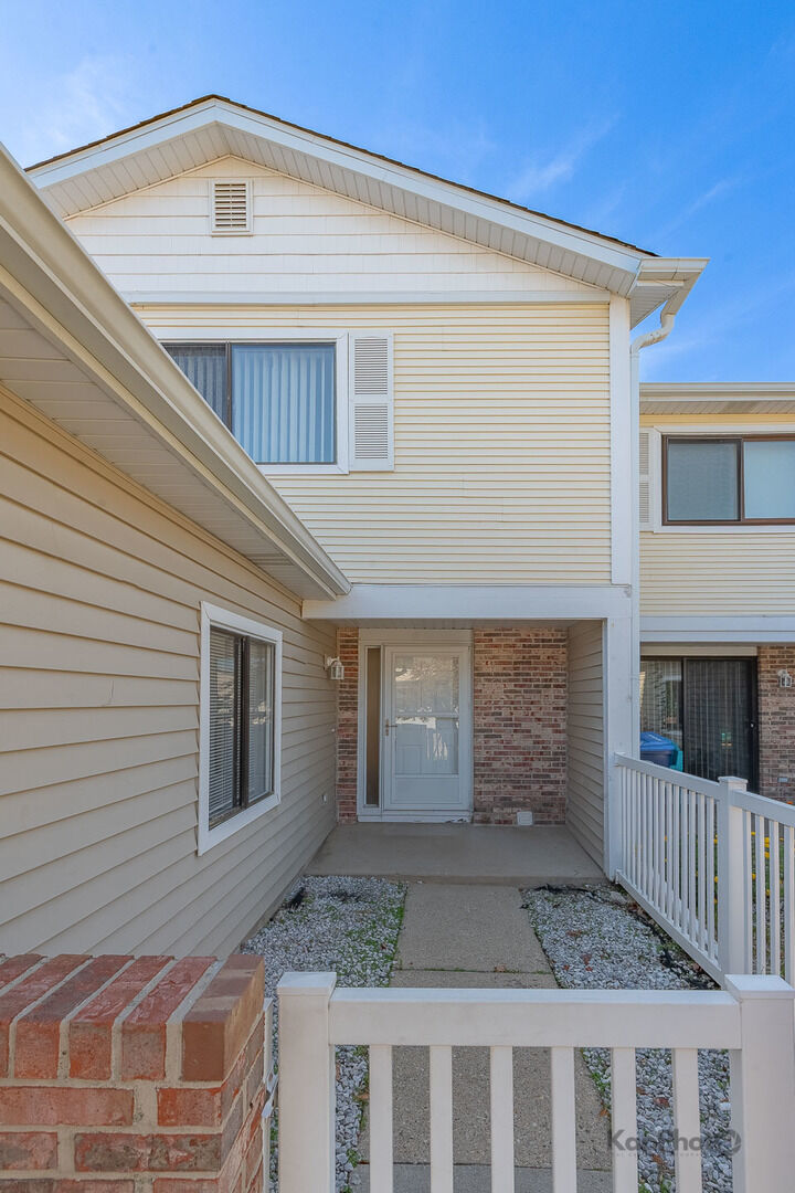 Property Photo:  110 N Waterford Drive 21  IL 60194