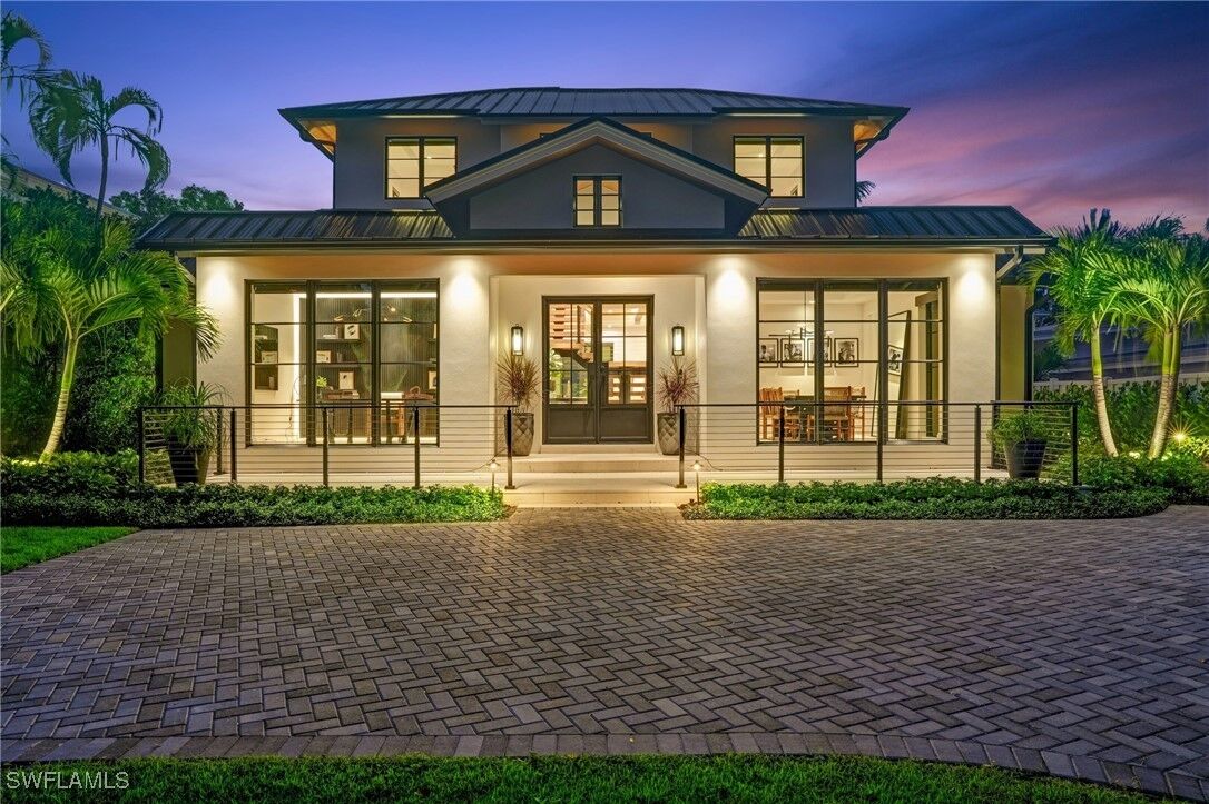 Property Photo: 349 2nd Avenue N FL 34102