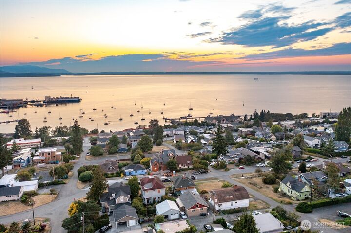 Property Photo:  917  13th Street  WA 98225 