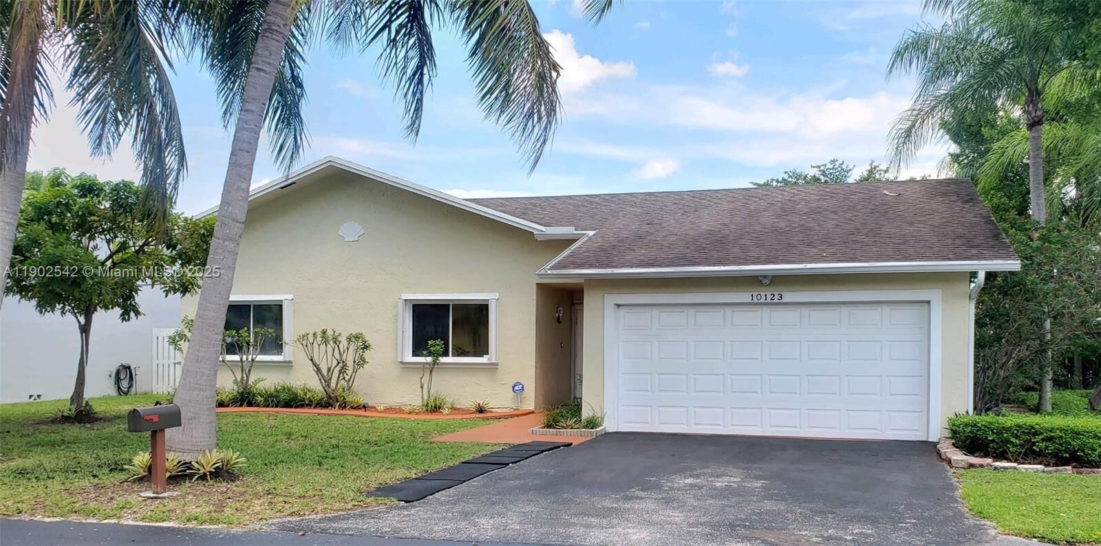 Property Photo: 10123 SW 145th Ct FL 33186