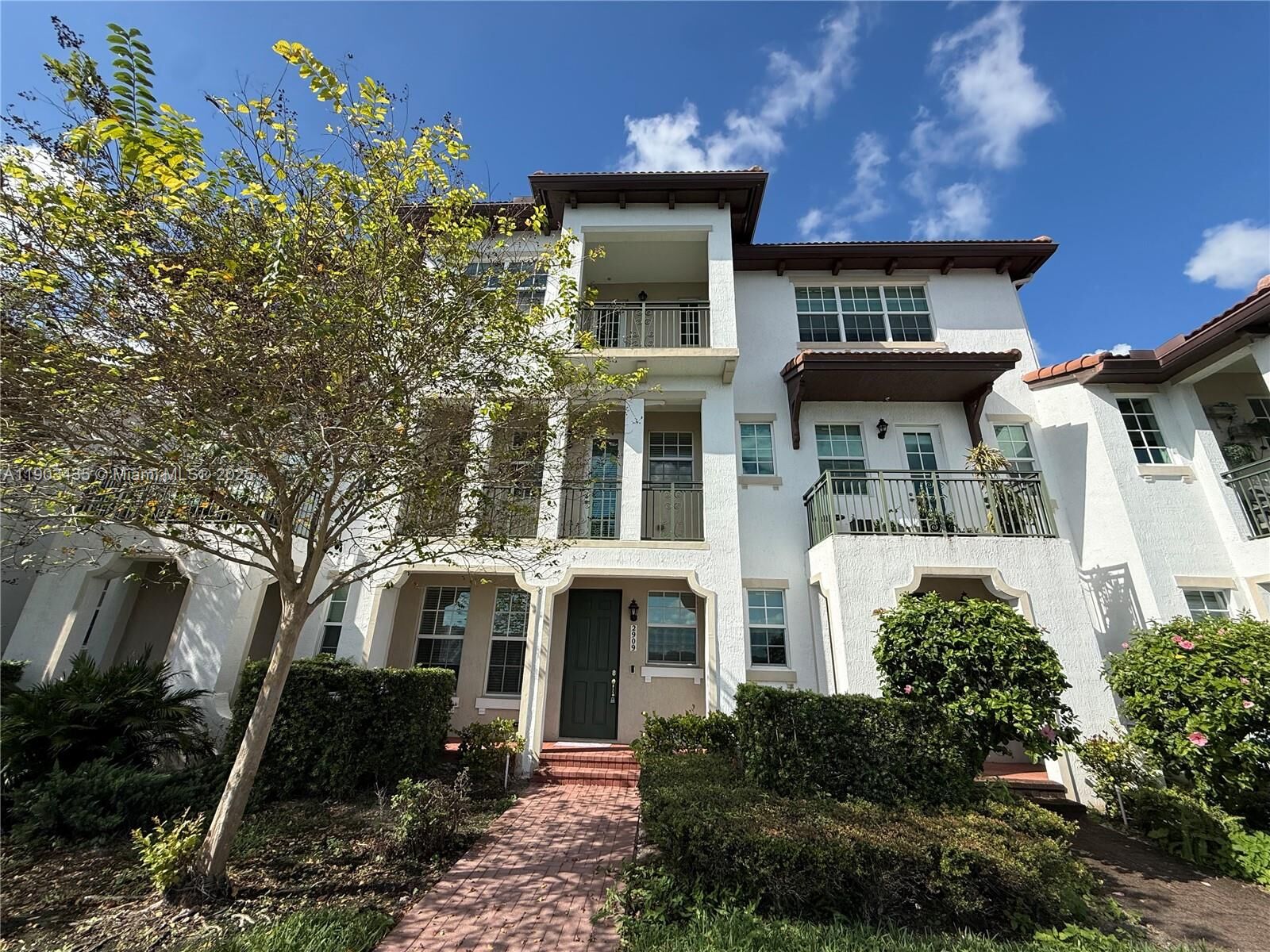 Property Photo:  2909 SW 119th Way  FL 33025