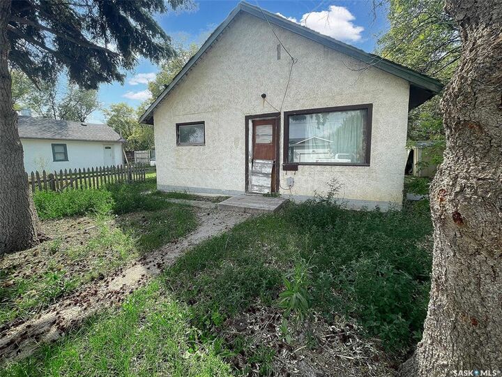 Property Photo: 34 14th Avenue SE SK S9H 3S2