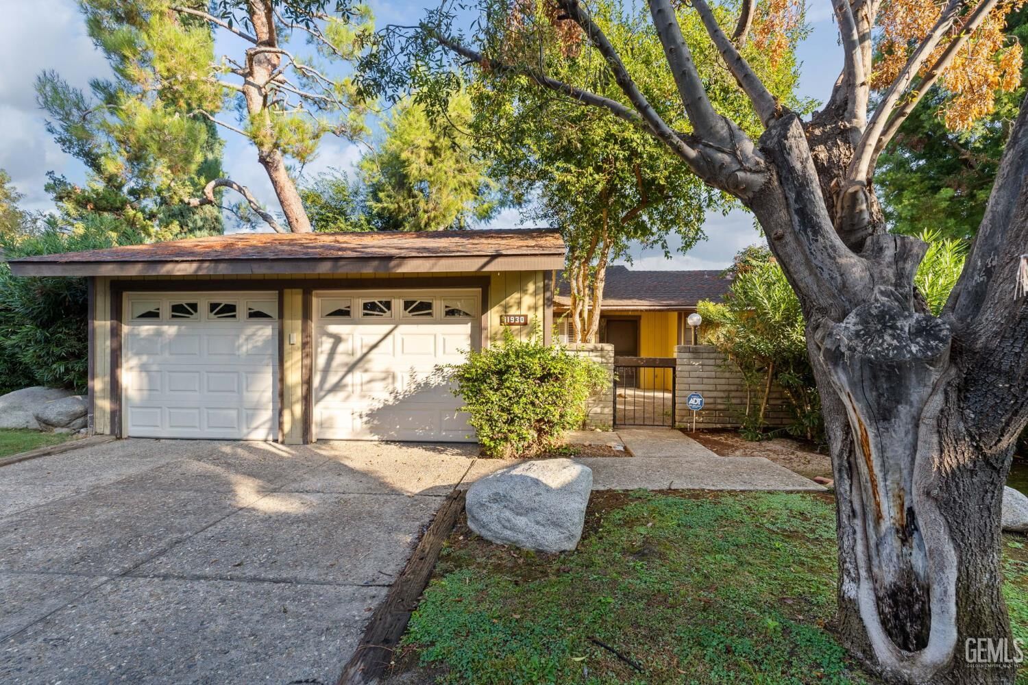 Property Photo:  11930 Laver Court  CA 93306 