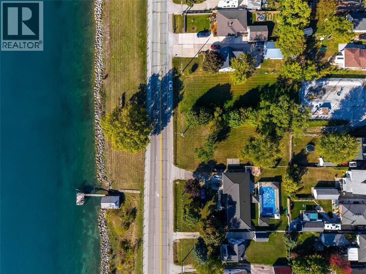 Photo de la propriété:  2002 St. Clair Parkway  ON N7T 7H5