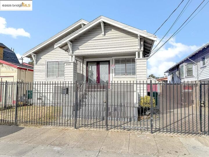 Property Photo: 5540 E 17th St CA 94621
