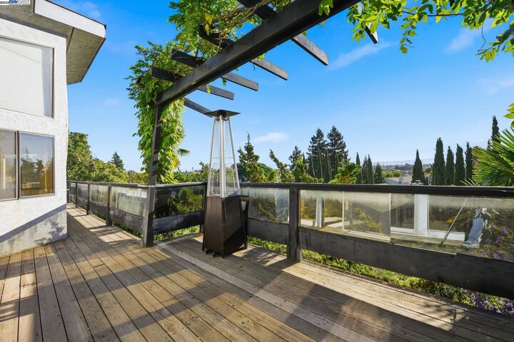 Property Photo: 29673 Holiday St CA 94544