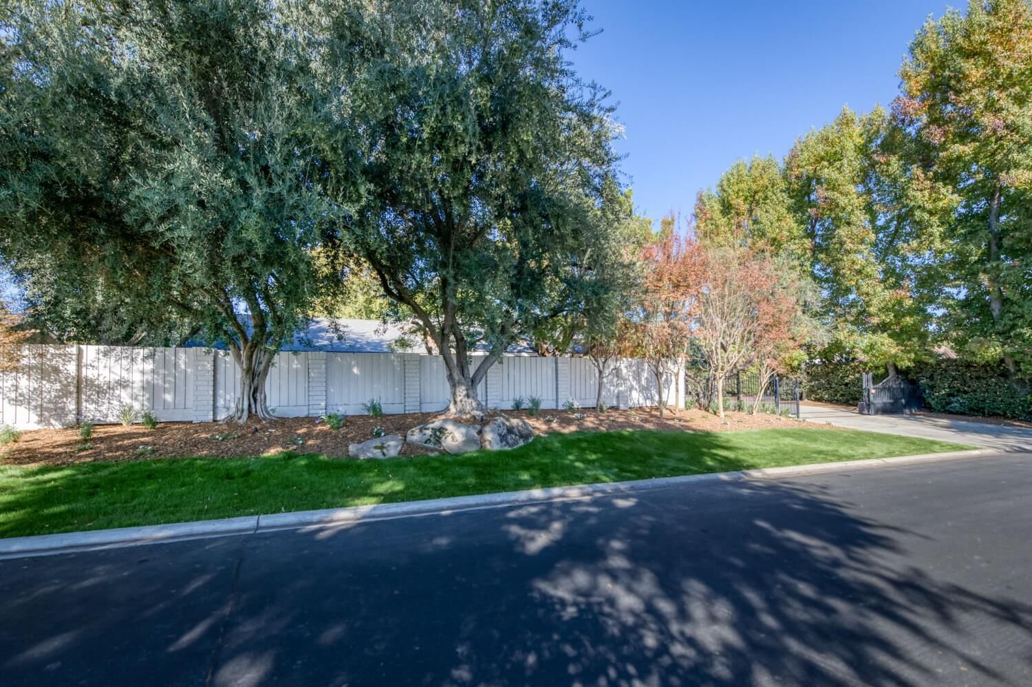 Property Photo: 7507 N Laguna Vista Avenue CA 93711