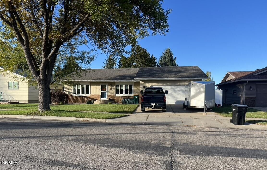 Property Photo:  118 Versailles Avenue  ND 58503
