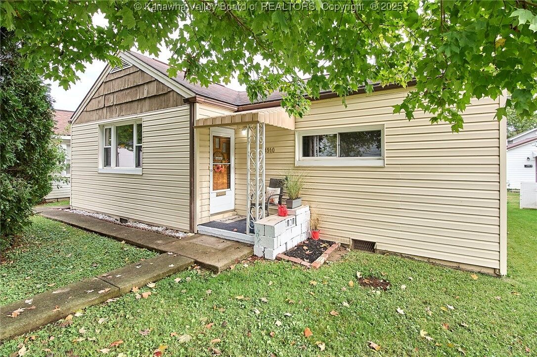 Property Photo:  4910 SE Washington Avenue  WV 25304