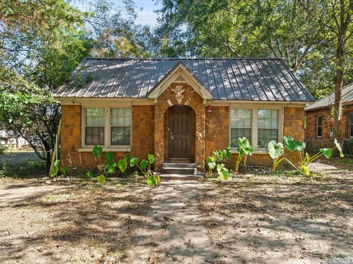 Property Photo:  209 Polk St.  TX 75644 