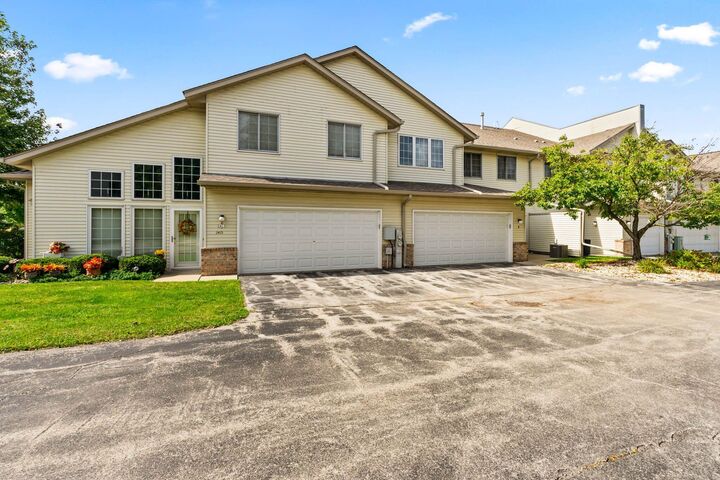 Property Photo:  2415 Fox River Pkwy H  WI 53189