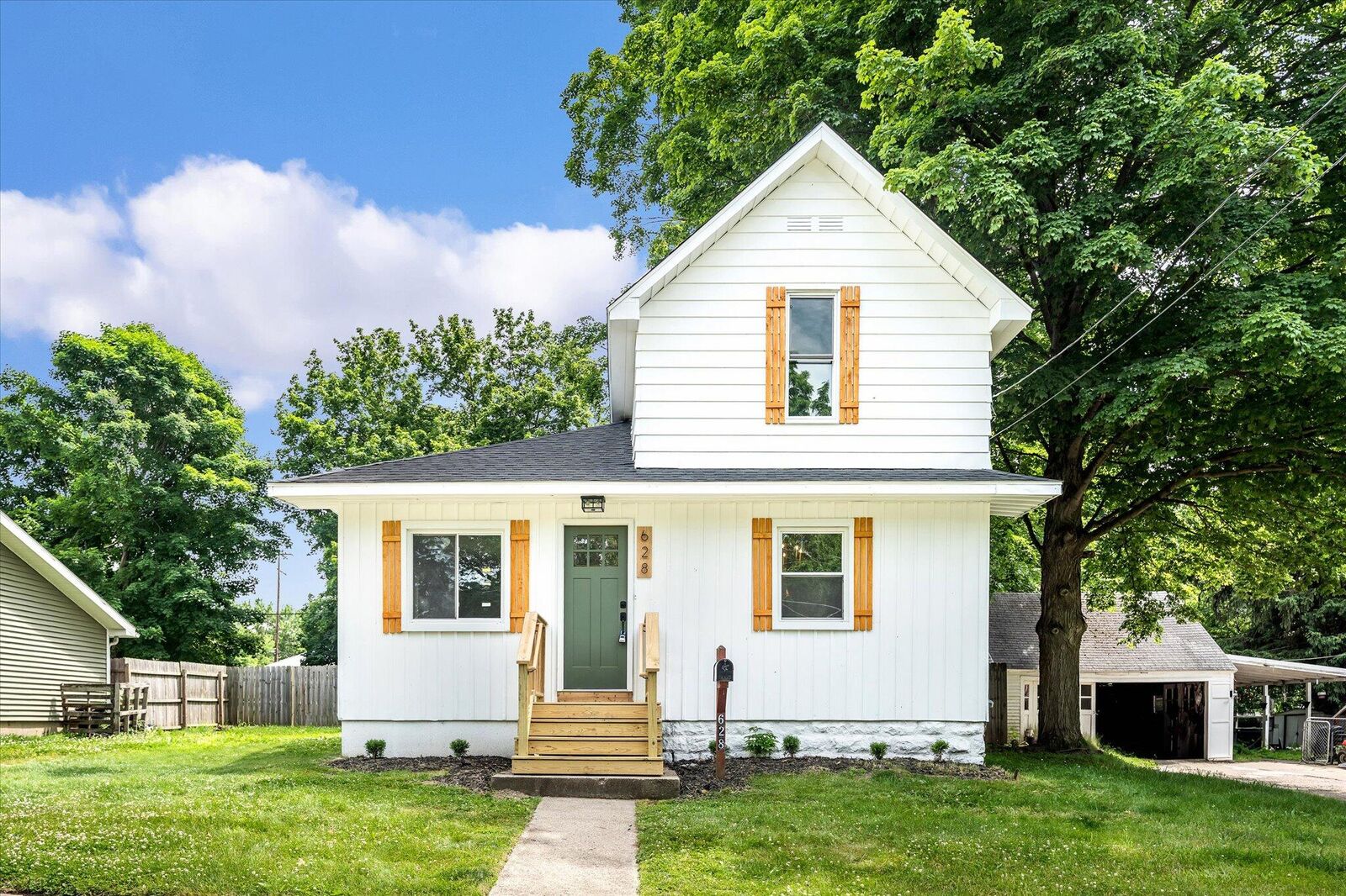 Property Photo: 628 E Madison Street E MI 49058
