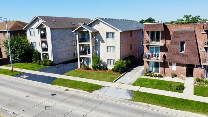 Property Photo: 10620 Central Avenue 2A IL 60415