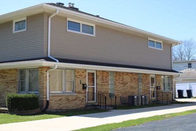 Property Photo:  724 Barnsdale Road 2  IL 60526