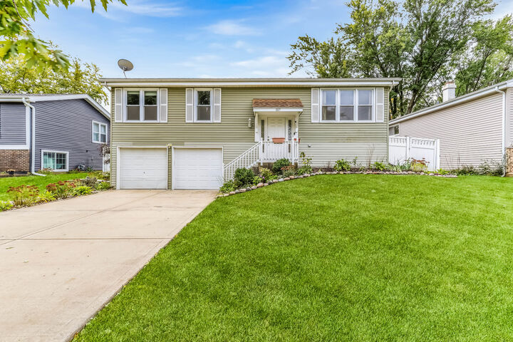 Property Photo: 557 Cottonwood Circle IL 60440