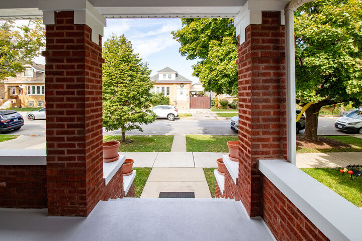 Property Photo:  5221 W Cornelia Avenue  IL 60641 