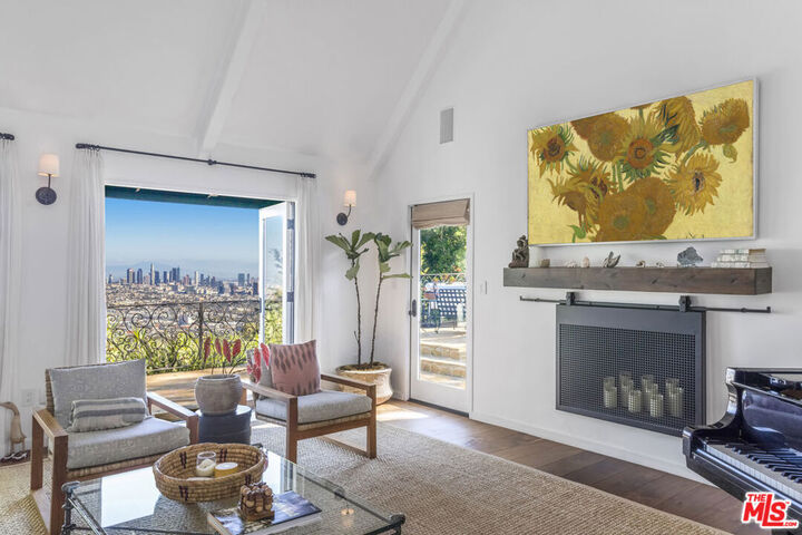 8148 Mannix Drive  Los Angeles CA 90046 photo