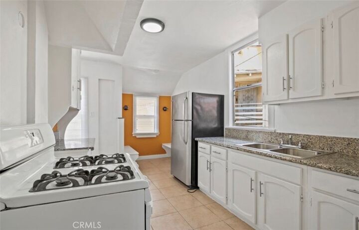 Property Photo:  2116 S Palm Grove Ave  CA 90016 