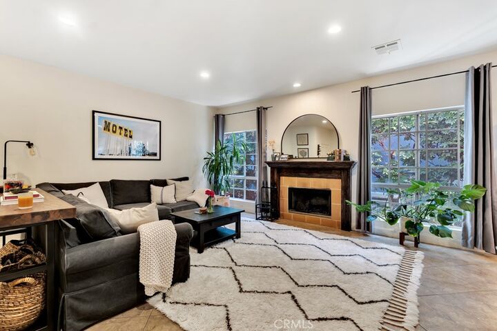 Property Photo:  4444 Moorpark Way 201  CA 91602 