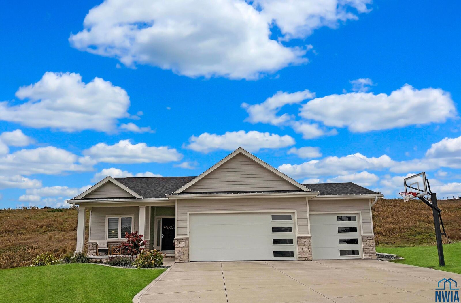 Property Photo:  1219 Blackhawk Ct  IA 51024