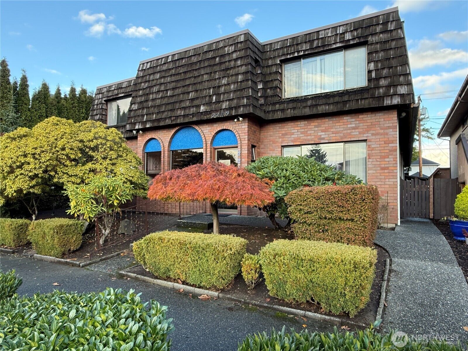 Property Photo:  2209  Colby Avenue 3  WA 98201 