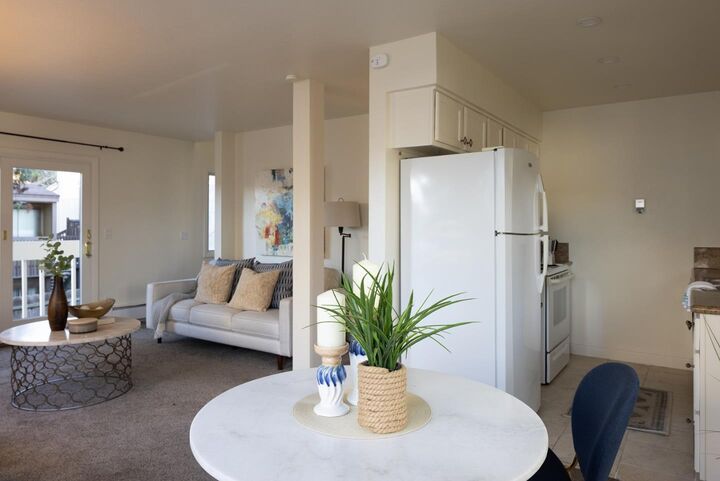 Property Photo:  420 Dela Vina Avenue 7  CA 93940