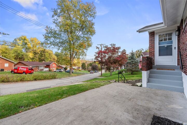 Property Photo: 429 Elwood Dr PA 15235