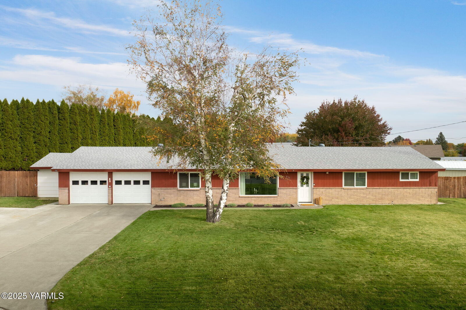 Property Photo: 711 S 70th Ave WA 98908