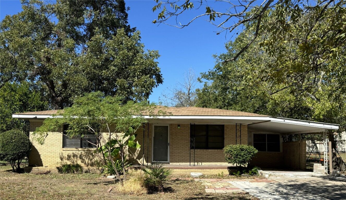 Property Photo: 107 Elm Avenue TX 76567