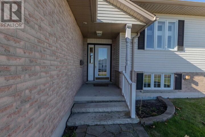 Property Photo:  933 Lake St  ON P6B 6K4