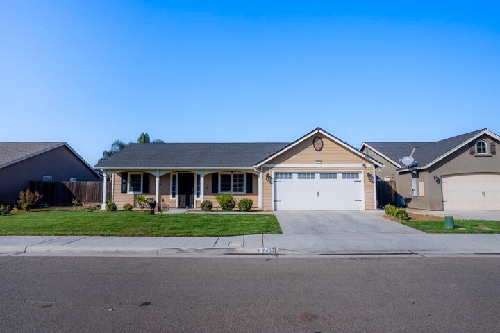 Property Photo:  2457 N Milburn Avenue  CA 93722