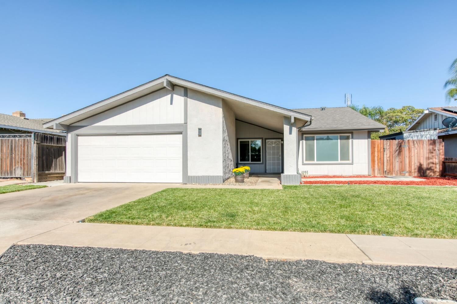 Property Photo:  6548 N Poplar Avenue  CA 93704