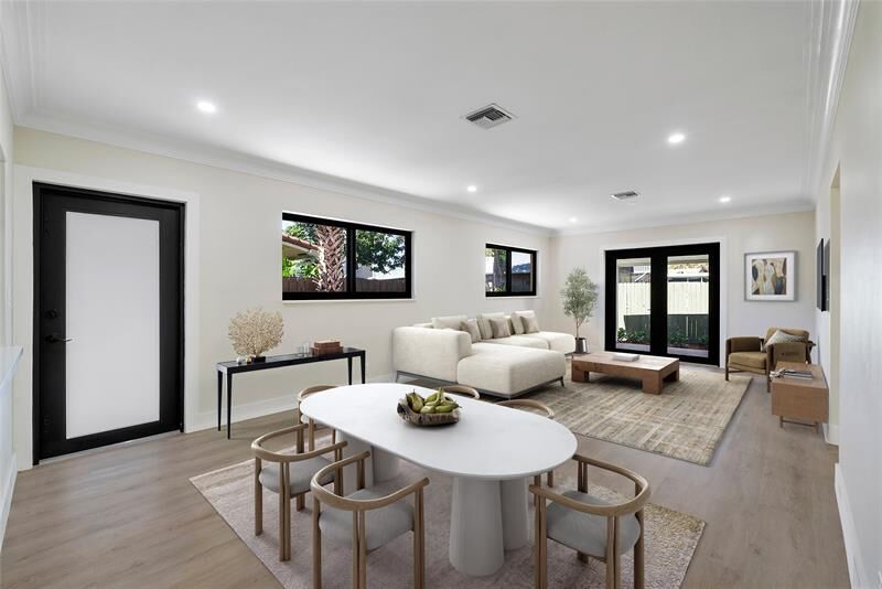 Property Photo:  617 NE 38th St  FL 33334