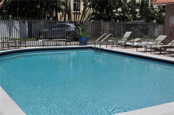 Property Photo: 615 NE 12th Ave 306 FL 33304