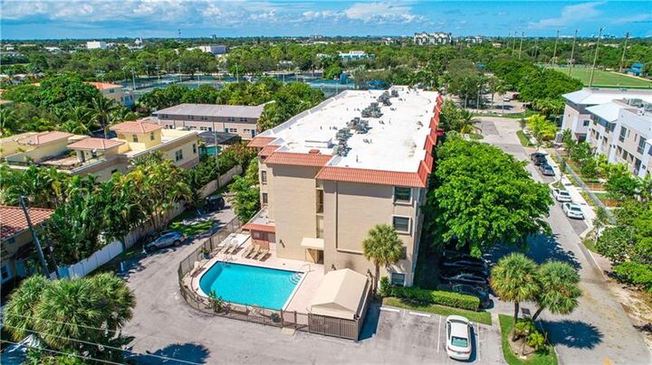Property Photo: 615 NE 12th Ave 306 FL 33304