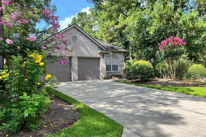 Property Photo: 39 E Honey Grove Place TX 77382