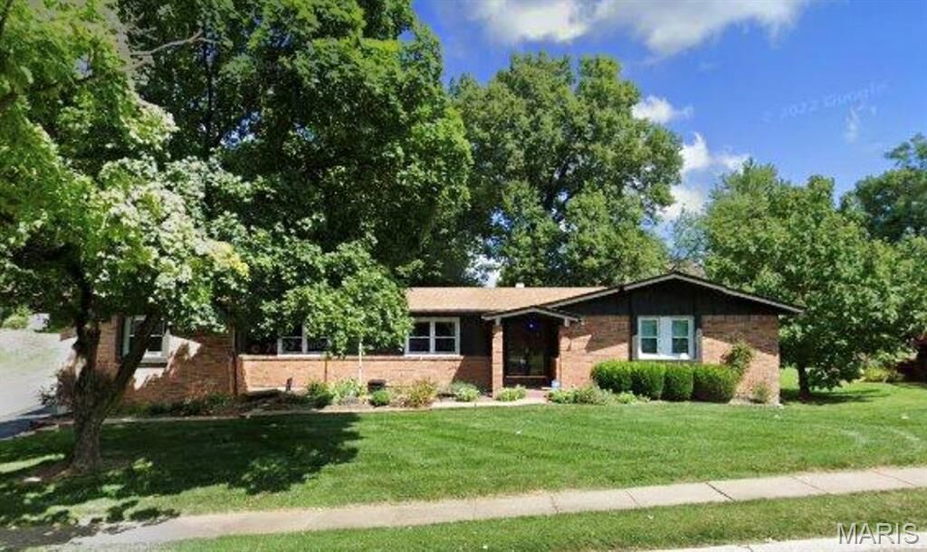 Property Photo: 655 Hunters Ridge Drive MO 63135